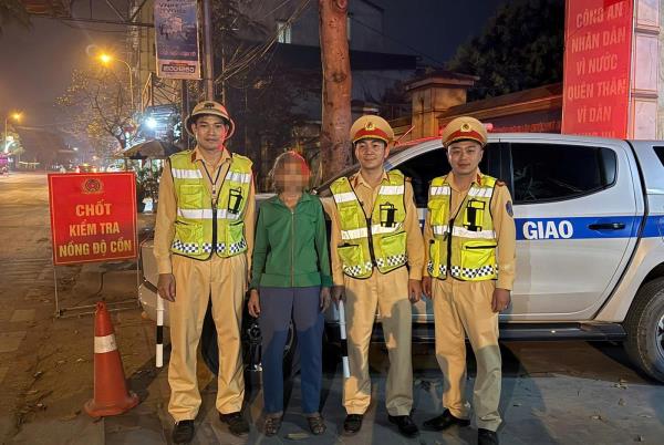 CSGT giúp cụ bà đi lạc tìm người thân