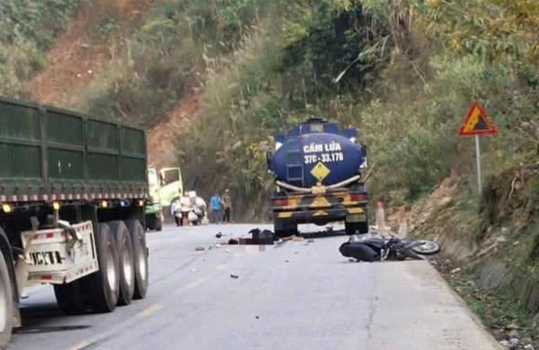 Xe máy va chạm với xe bồn, 2 thanh niên tử vong