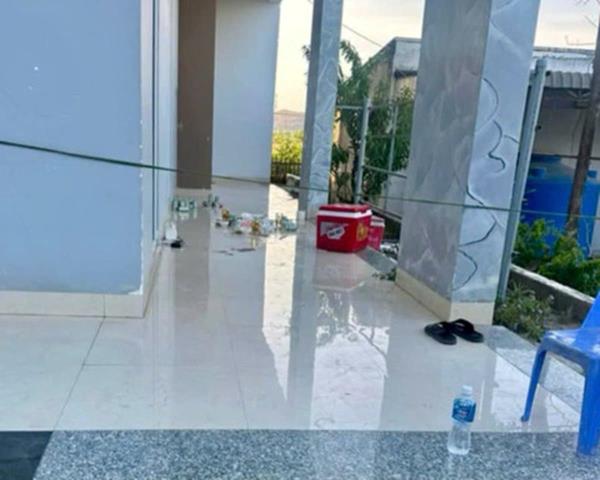 Đang nhậu, bất ngờ dùng kéo đâm bạn tử vong vì mâu thuẫn