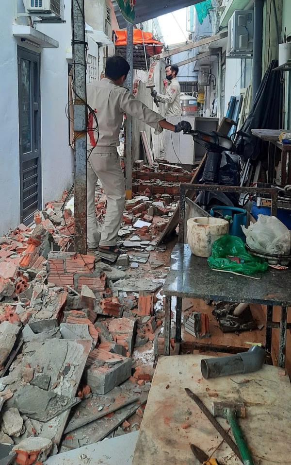 Ra quân tháo dỡ công trình lấn chiếm lối thoát hiểm, lập lại trật tự vỉa hè