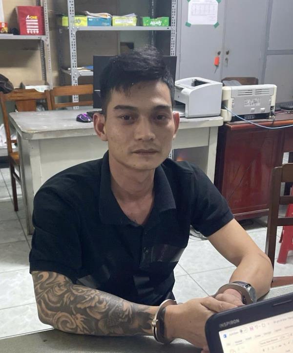 Bắt đối tượng tàng trữ vũ khí quân dụng