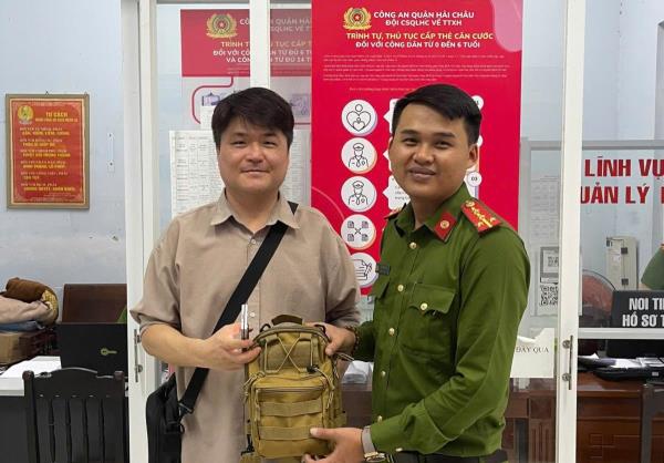 AirPods chỉ lối tìm túi xách