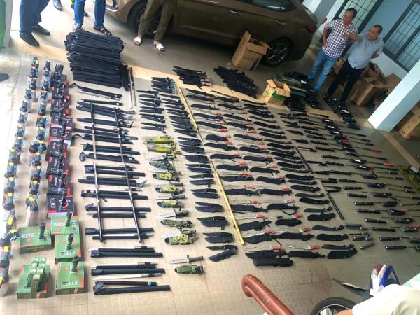 Phá đường dây làm giả con dấu, tài liệu và mua bán vũ khí thô sơ