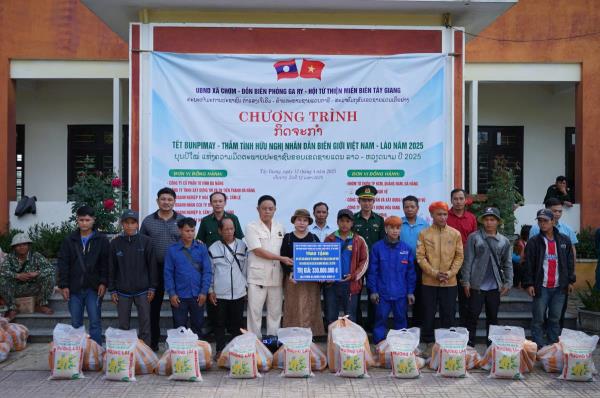 Trao gần 770 suất quà cho đồng bào Cơ-tu có hoàn cảnh khó khăn của nước CHDCND Lào