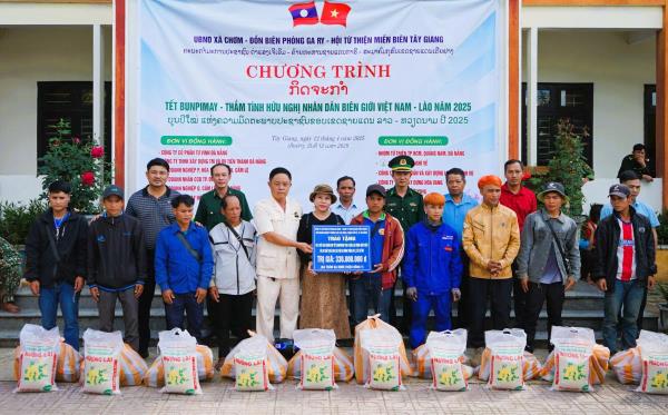 Nghĩa tình xuyên biên giới