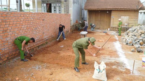 Công an xã Thuận An chung tay xóa nhà tạm, nhà dột nát