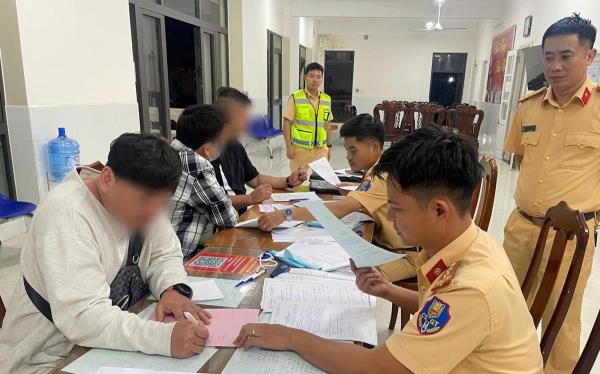 Xử lý 2 người nước ngoài điều khiển xe mô-tô buông cả 2 tay