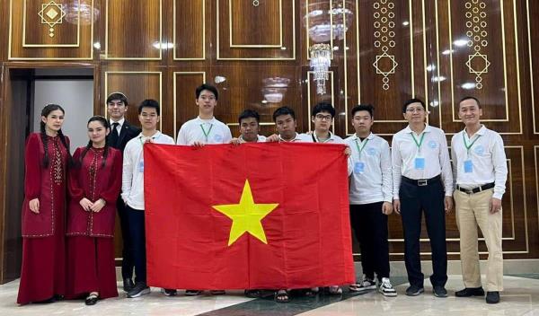 Hai em song sinh ở tỉnh Quảng Nam đoạt Huy chương Vàng tại kỳ thi Olympic Toán học quốc tế lần thứ II