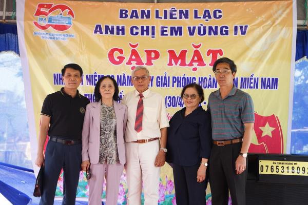 Về xóm chài Tân Lưu nghe kể về những chiến công anh hùng