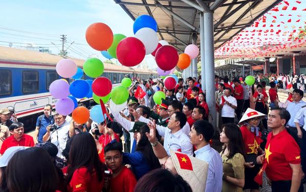 Ga Đà Nẵng đón, tiễn 2 chuyến tàu mang tên Đoàn tàu Thống Nhất vào ngày 30-4 lịch sử