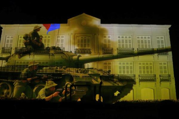 Hàng ngàn người dân và du khách đón xem trình chiếu phim 3D Mapping Câu chuyện Đà Nẵng – The Story of Da Nang