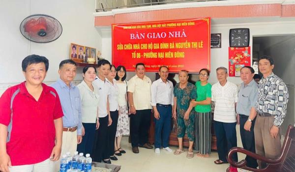 Sơn Trà bàn giao nhà sửa chữa cho 8 hộ dân có hoàn cảnh khó khăn