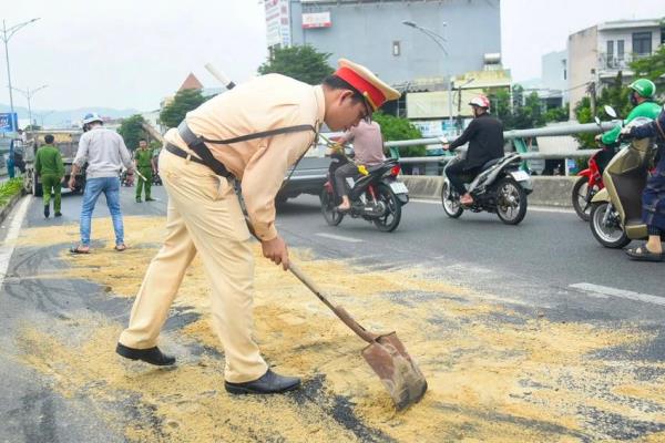 Xử lý nhanh vệt dầu nhớt trong vụ xe tải mất lái trên cầu vượt Ngã Ba Huế
