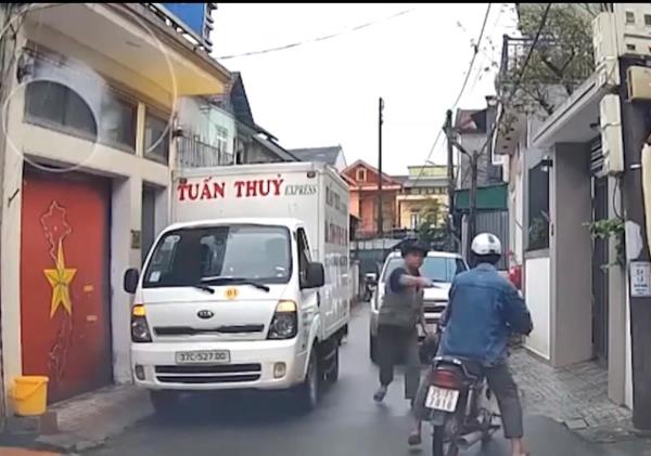 Làm rõ vụ tài xế dùng gậy tấn công người ở Hà Tĩnh