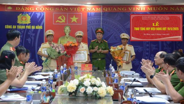 Trao Huy hiệu 30 năm tuổi Đảng cho 4 đảng viên thuộc Công an thành phố Đà Nẵng