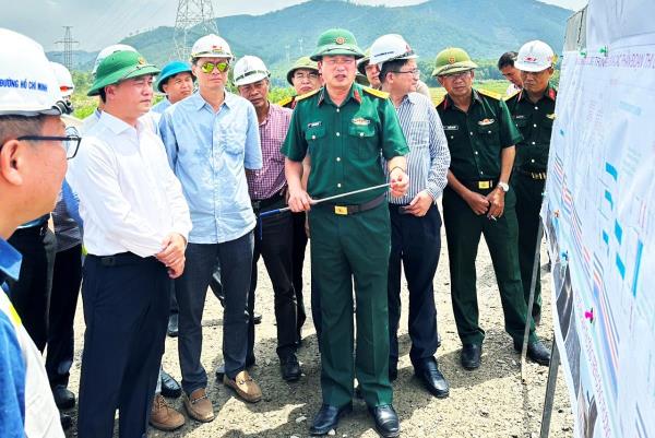 Thứ trưởng Bộ Xây dựng Nguyễn Việt Hùng kiểm tra Dự án cao tốc Hòa Liên – Túy Loan