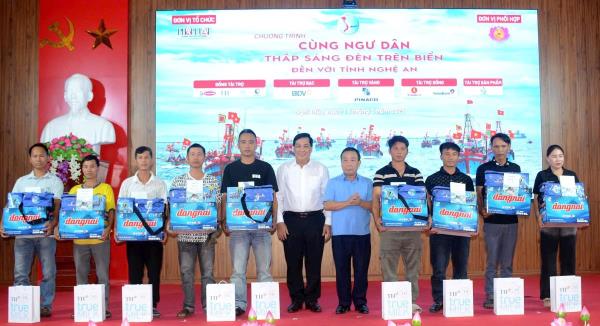 Ấm áp chương trình Cùng ngư dân thắp sáng đèn trên biển