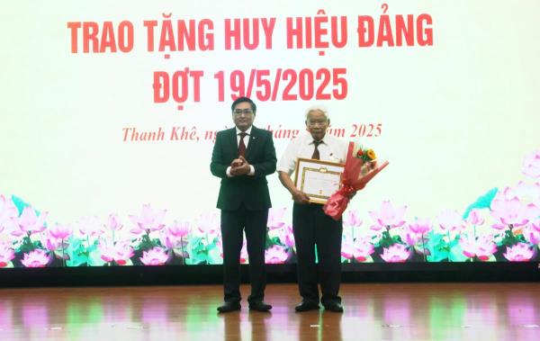 Trao Huy hiệu Đảng đợt 19-5 cho các đảng viên đủ tiêu chuẩn