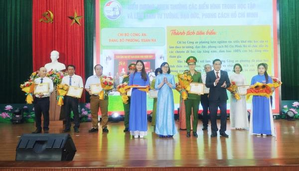 Khen thưởng 43 tập thể, cá nhân tiêu biểu trong thực hiện Chỉ thị 05