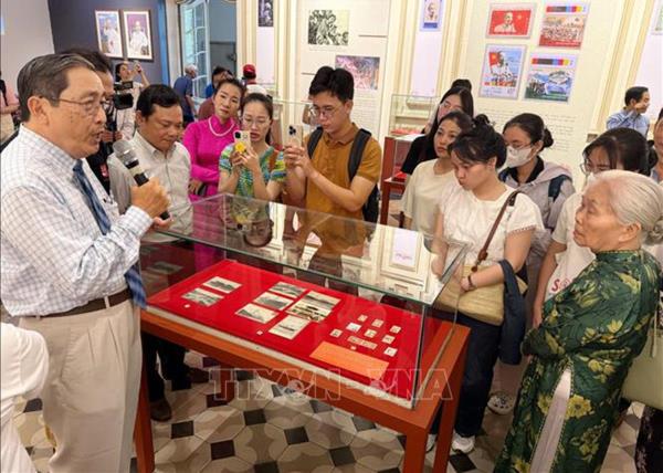 Trưng bày hơn 200 tem và bưu ảnh về Chủ tịch Hồ Chí Minh