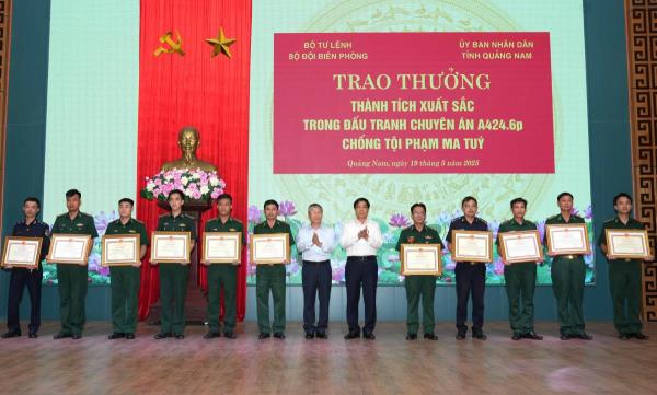 Quảng Nam, trao thưởng đột xuất thành tích bắt 38 bánh heroin