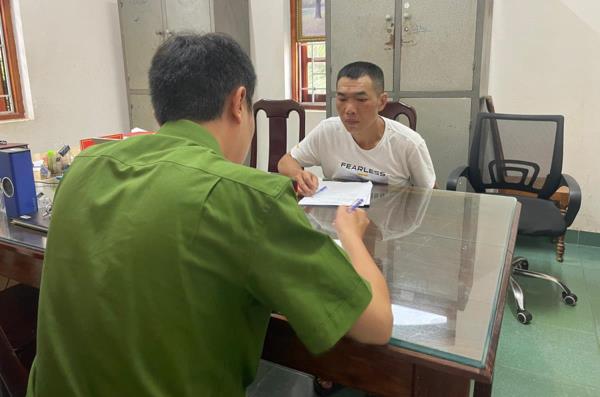 Bắt khẩn cấp đối tượng chuyên cướp giật điện thoại của phụ nữ