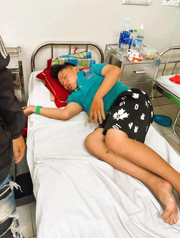 Anh rể hùa theo bạn đánh em vợ