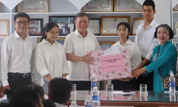 Chủ tịch Ủy ban MTTQ Việt Nam thành phố Lê Văn Trung thăm trẻ em nhân ngày Quốc tế Thiếu nhi 1-6