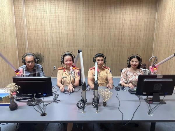 Nhiều hoạt động tuyên truyền, hướng dẫn người dân thực hiện Luật giao thông và tham gia giao thông an toàn