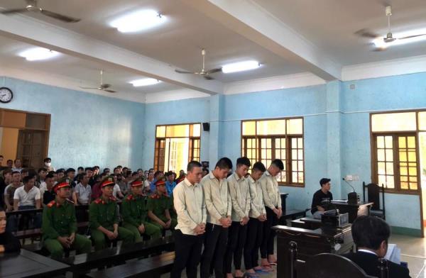 Vác dao đi chém người