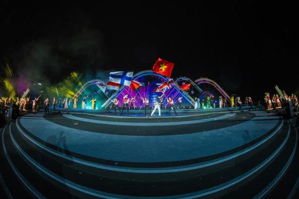 Xem sân khấu hơn 1.600 m2 lung linh trong đêm tổng duyệt khai mạc DIFF