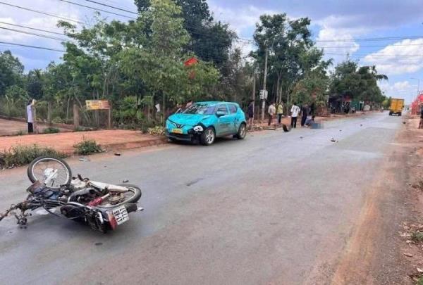 Taxi điện tông người đi xe máy tử vong