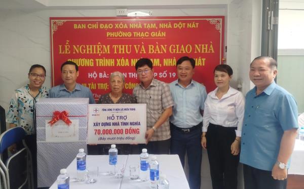 Nghiệm thu, bàn giao nhà tình nghĩa cho hộ nghèo
