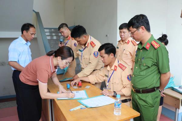 Hơn 400 học viên dự thi sát hạch giấy phép lái xe đầu tiên do Công an tỉnh Nghệ An tổ chức