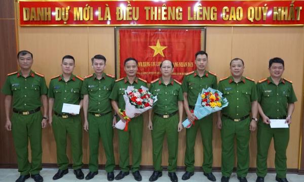 Thưởng nóng Tổ Hình sự Khu vực 2 và Khu vực 3 về thành tích bắt 5 đối tượng móc túi, cướp giật tài sản