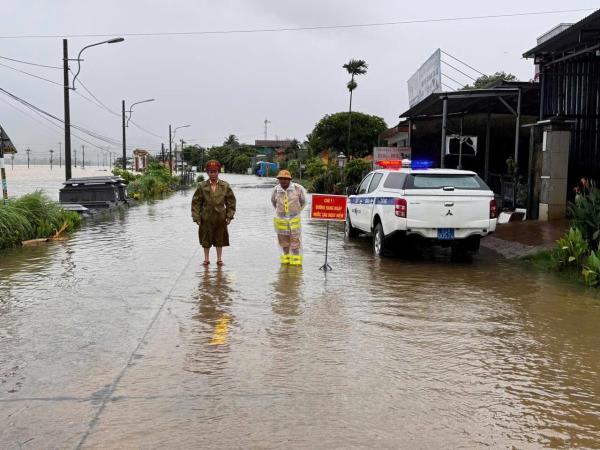 Công an tỉnh Quảng Nam chốt chặn, đảm bảo ATGT khu vực mưa lũ