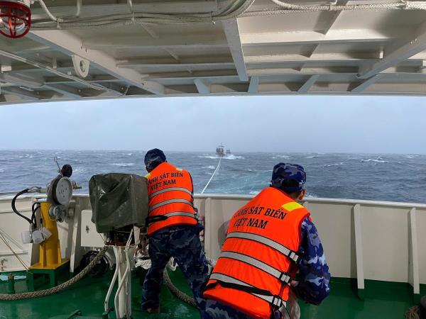 Bộ Tư lệnh Vùng Cảnh sát biển 2 ứng cứu 3 tàu cá gặp nạn trên biển