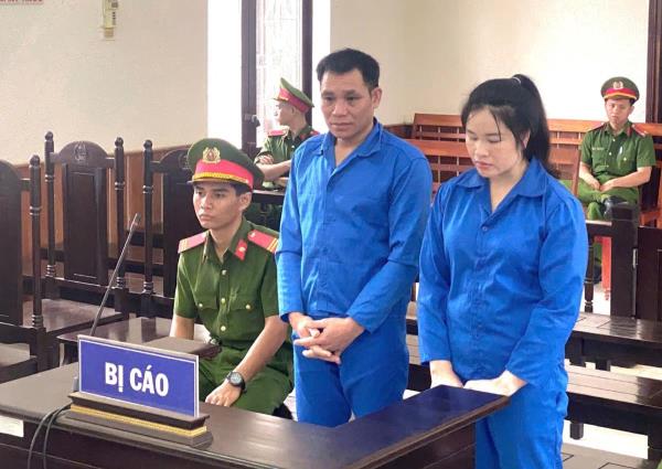 Vợ chồng cùng buôn… hàng trắng