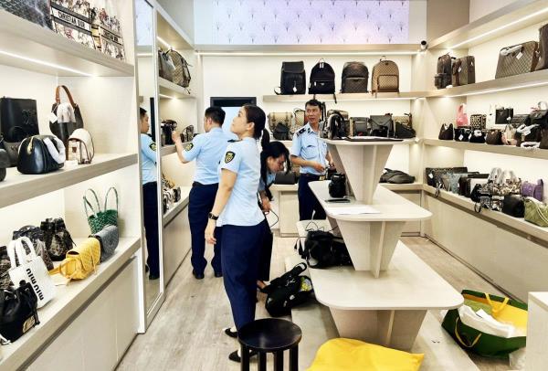 Buông rèm... bán hàng dỏm