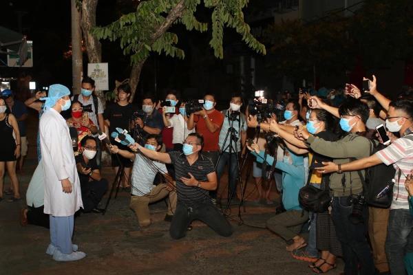 Người đóng ba vai, một tâm thế giữa tâm dịch