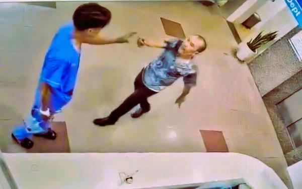 Bắt khẩn cấp đối tượng đâm tình địch rồi vào bệnh viện tiếp tục hành hung