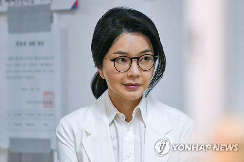 Cựu đệ nhất phu nhân Hàn Quốc bị tước bằng thạc sĩ vì đạo văn