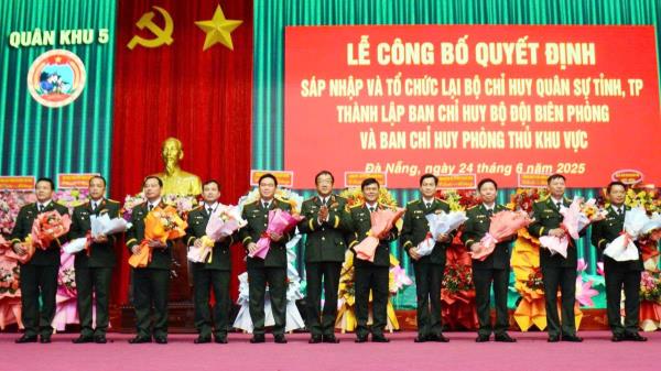 Bộ Quốc phòng công bố các quyết định về tổ chức quân sự địa phương tại Quân khu 5