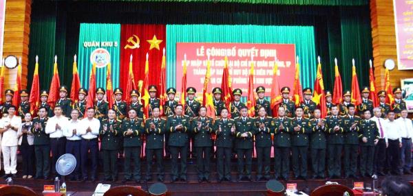 Công bố các quyết định về tổ chức quân sự địa phương tại Quân khu 5