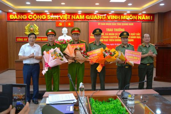 Khen thưởng thành tích triệt phá đường dây tổ chức đánh bạc quy mô lớn