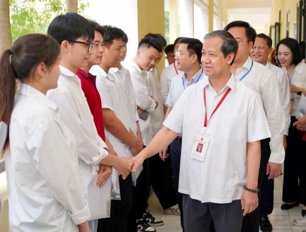 Bộ trưởng Nguyễn Kim Sơn chúc thí sinh cả nước vượt vũ môn thành công