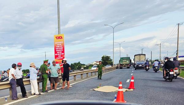 Đâm bạn gái trọng thương rồi lao vào xe tự vẫn