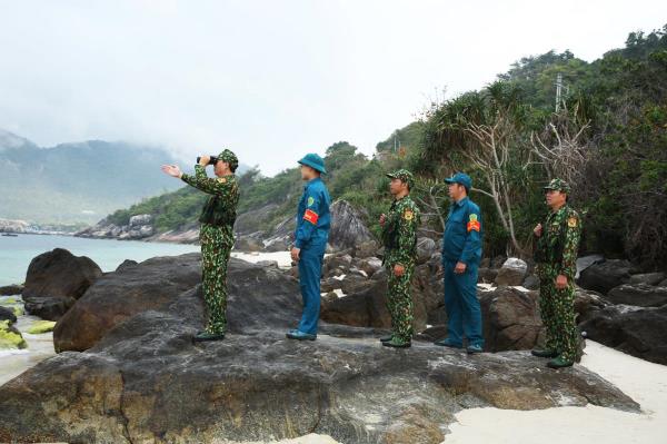 Mắt biển canh trùng khơi