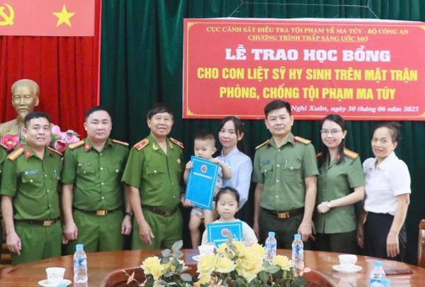 Trao học bổng cho con liệt sĩ Trần Trung Hiếu
