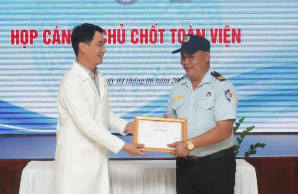 Hành động đẹp của bảo vệ bệnh viện